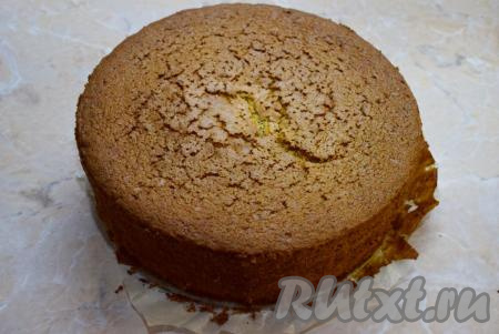 Готовый маковый бисквит извлеките из формы, полностью остудите. Затем оберните пищевой плёнкой и уберите в холодильник, чтобы он отлежался. После холодильника его будет легко нарезать на коржи.