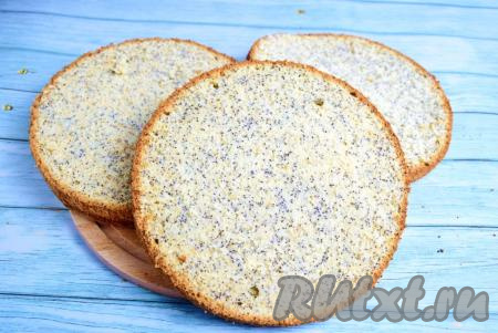 Мягкий, пышный, вкусный маковый бисквит готов! Разрежьте его на 3-4 коржа и используйте для приготовления различных тортов.