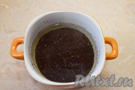 Первым делом залейте мак кипятком, дайте ему постоять минут 5-7. Затем откиньте мак на мелкое сито и оставьте, чтобы вся вода полностью стекла с него.