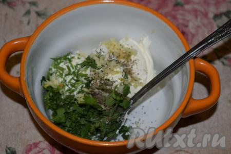 Теперь приготовим творожную намазку для бутербродов, для этого в пиалу выкладываем творожный сыр, майонез, измельчённую зелень, добавляем соль и чёрный молотый перец по вкусу, сюда же выдавливаем зубчик чеснока через чеснокодавилку.