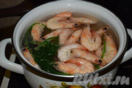 Доводим воду с креветками на среднем огне до закипания (креветки начнут всплывать вверх кастрюли).