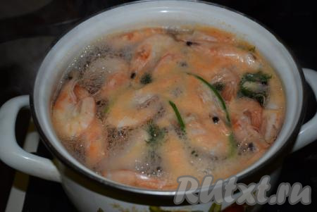 С момента закипания засекаем 3 минуты и выключаем огонь. Сливаем воду, убираем укроп и даём креветкам остыть.