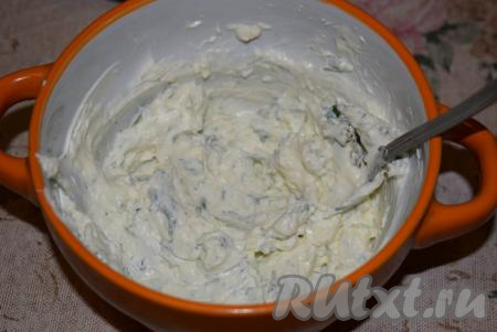 Перемешиваем все ингредиенты намазки между собой. Пробуем на вкус, уже сейчас она будет очень вкусной, регулируем по вкусу соль, перец, можно дополнительно добавить 1 чайную ложку лимонного сока.