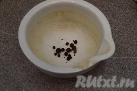 Как только у вас будет размороженное филе кижуча, можно приступать к засолке. Для начала возьмём горошины чёрного и душистого перцев, разотрём их в ступке. У нас должно получиться, примерно, 1/3 чайной ложки молотых специй. Если у вас имеются уже молотые приправы, то возьмите по 1/6 части чайной ложки чёрного перца и столько же душистого перца.