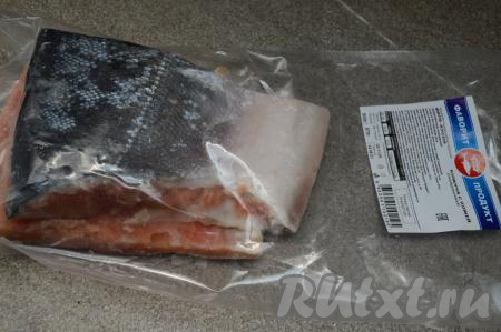 Мы купили кусочек уже разделанного филе кижуча в одном достаточно большом супермаркете, после разморозки рыба весила, примерно, 500 грамм, как и указал производитель на упаковке. Если у вас будет целая тушка, то её следует сначала разморозить, а потом удалить голову и внутренности (если они есть), разделать на филе, то есть удалить центральную кость (хребет) и все крупные рёберные косточки. Тщательно промыть тушку. Ещё хочу заметить, что размораживать рыбу следует медленно, так она теряет меньше воды при разморозке и мясо будет более сочным. Я размораживаю рыбу в холодильнике, примерно,&nbsp;в течение 24 часов.