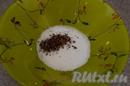 В глубокую тарелку насыпьте соль, сахар, молотую смесь перцев.