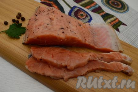 По прошествии суток можно пробовать нашу рыбку. Если вам кажется, что рыба пересолена, просто смойте остатки соли проточной водой. За 24 часа рыбка никак не сможет пересолиться - уверяю вас!