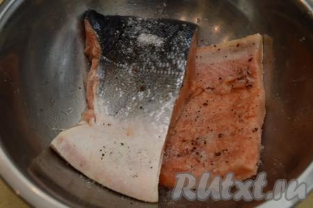 В глубокую миску выложите филе кижуча и посыпьте рыбку приготовленной смесью для засолки со всех сторон. Накройте миску с рыбой&nbsp;сверху тарелкой (или крышкой) и отправьте в холодильник минимум на сутки.