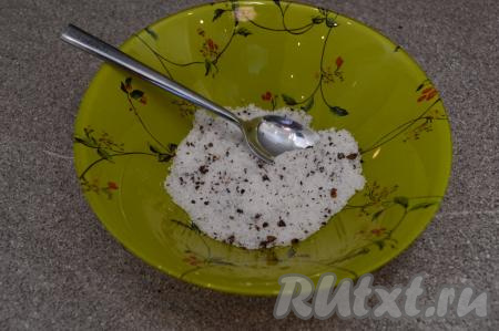 Смешайте соль, сахар, специи и смесь для засолки кижуча готова.