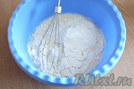 Добавьте муку и разрыхлитель для теста.