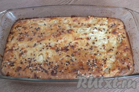 Через указанное время пирог покроется румяной корочкой. Достаньте его из духовки и проверьте готовность: нажмите сверху пальцем, готовый верх должен быть упругим.