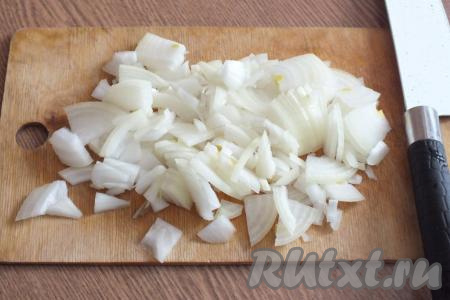 Вначале приготовим начинку, для этого очистите лук и нарежьте четверть кольцами.