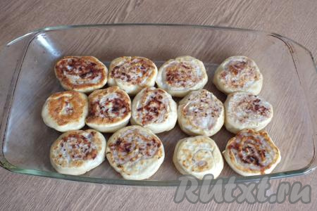 Обжаренные ленивые пельмени выложите в форму для запекания в один слой.