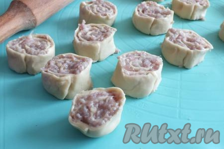 Нарежьте рулет на кусочки шириной около 2 см.&nbsp;Подобным образом сделайте заготовки ленивых пельменей из второй части теста и оставшегося фарша.