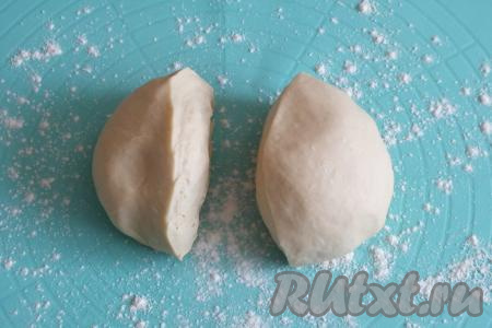 По прошествии 20 минут разделите тесто на две равные части.