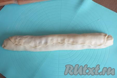 Переверните рулет швом вверх и слегка прижмите пальцами место шва.