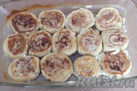 Через указанное время откройте духовку и снимите фольгу. Сметанный соус должен полностью впитаться в пельмени. Блюдо готово!