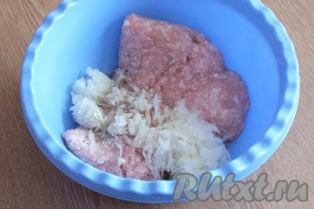 Подготовьте начинку для ленивых пельменей, для этого выложите в миску фарш, добавьте к нему очищенную луковицу, натёртую на крупной тёрке, посолите и поперчите по вкусу.