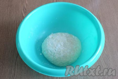 Тесто должно получиться туговатым, но эластичным, не прилипающим к рукам. Прикройте тесто полотенцем и оставьте при комнатной температуре на 20 минут.