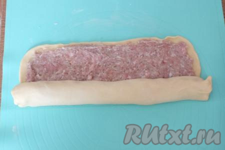 С широкой стороны раскатанного&nbsp;теста начните закручивать тесто в рулет. Закручивайте очень аккуратно и равномерно!