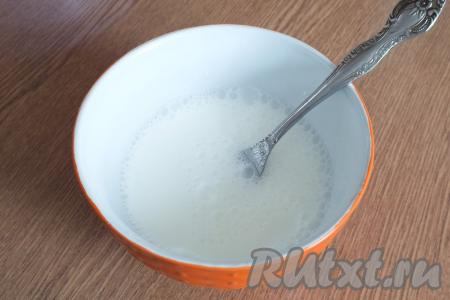 Для приготовления соуса в отдельной миске смешайте сметану с водой и солью (соль добавляйте по вкусу).