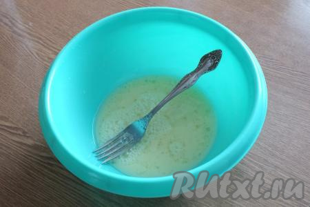 Приготовление ленивых пельменей начните с замешивания теста, для этого в миске соедините воду, яйцо, 1 столовую ложку растительного масла, соль, хорошо перемешайте вилкой.