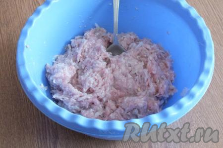 Хорошо перемешайте получившийся фарш и отставьте в сторону.