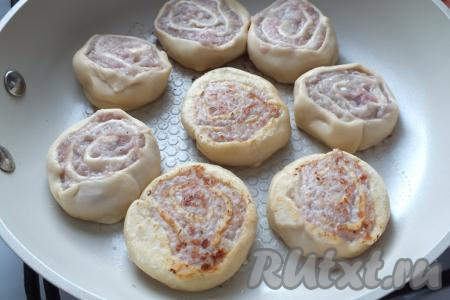 В сковороде разогрейте 1 столовую ложку растительного масла. На сильном огне обжарьте заготовки ленивых пельменей&nbsp;с двух сторон до румяной корочки.