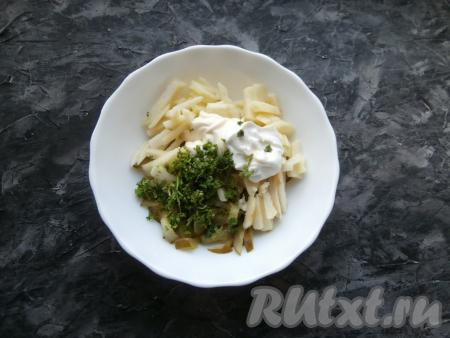 Далее добавить в салат измельчённую петрушку, майонез, сметану и немного соли.