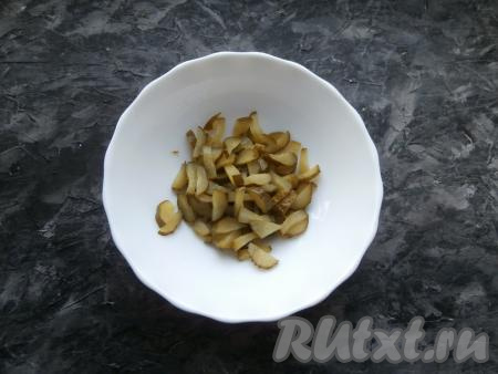 Солёные огурцы нарезать дольками (или соломкой, или брусочками - как удобно).