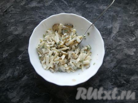 Салат перемешать и выложить в салатник.