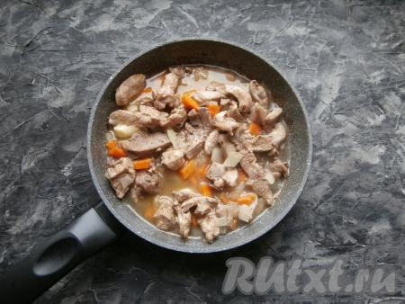 Обжарить овощи с индейкой в течение 5-7 минут, периодически перемешивая, на среднем огне. Затем влить в сковороду горячую воду.