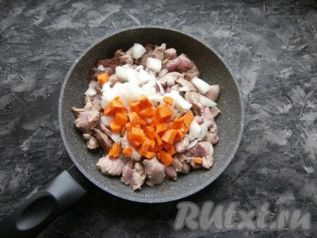 Обжарить мясо на растительном масле, перемешивая, минут 5, на среднем огне. Морковку и лук очистить, нарезать кубиками и выложить к обжаренному филе индейки.