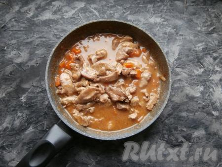 Влить мучную смесь в сковороду, интенсивно перемешивая подливку. Довести гуляш из филе бедра индейки до кипения и загустения подливки.