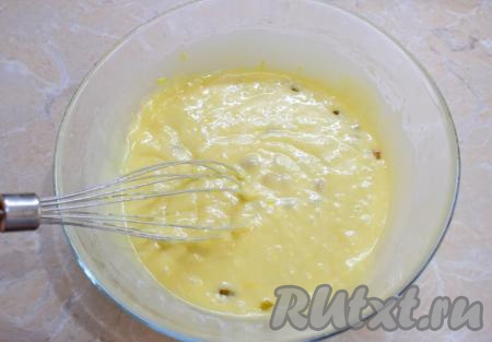 Тесто для кекса должно получиться не жидким, но и не сильно густым. За движениями венчика остаются небольшие следы, которые постепенно исчезают.