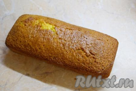 Готовый кекс станет аппетитного румяного цвета, а зубочистка при прокалывании готового кекса останется сухой. Достаньте форму с кексом из духовки, дайте немного остыть, а затем извлеките его из формы и остудите.