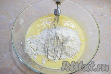 Муку просейте через сито, чтобы насытить её кислородом. Это благотворно влияет на готовую выпечку и она получается наиболее воздушной. Добавьте в тесто просеянную муку и хорошо вмешайте в лимонное тесто, чтобы не осталось комочков.
