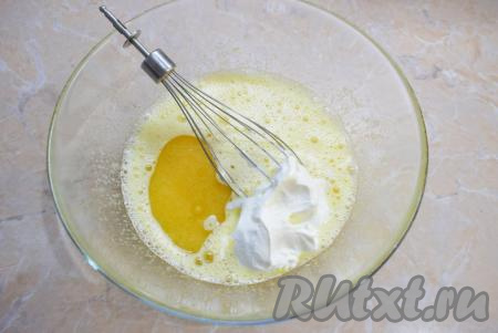 К яйцам, смешанным с сахаром, добавьте растопленное негорячее сливочное масло, растительное масло, сок лимона и сметану, перемешайте тесто до однородности.