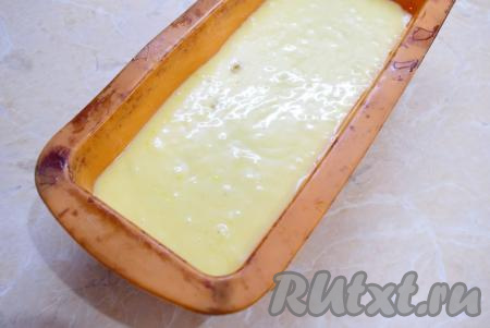 Форму для кекса (у меня размер формы 30 см х 15 см х 8 см) смажьте немного растительным маслом и перелейте в неё лимонное тесто. Поставьте форму в духовку, предварительно разогретую до 180 градусов, на 40-50 минут (продолжительность выпечки зависит от размера формы и особенностей вашей духовки). 