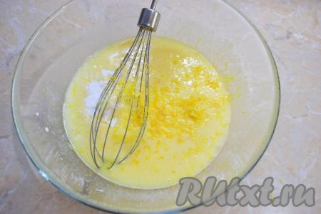 Лимон помойте, обсушите и снимите с него цедру (это удобно делать самой мелкой тёркой). Снимайте лишь жёлтую часть лимона, стараясь не затрагивать белую (наличие белой части лимона придаст горечь). Вмешайте в тесто лимонную цедру и соду.&nbsp;