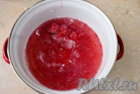 Ягодный жмых переложите в небольшую кастрюлю, залейте водой, поставьте на огонь и доведите до кипения, уменьшите огонь, проварите 2-3 минуты, затем снимите с огня и дайте настояться минут 15.