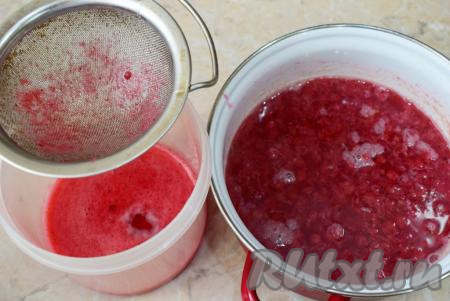 Отвар, смешанный с сахаром, процедите через сито и смешайте с отложенным свежим соком красной смородины. Морс готов.