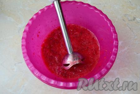 200 грамм свежих (или размороженных) ягод превратите в пюре с помощью погружного блендера. Если блендера нет, то можно размять ягоды вилкой или толкушкой.