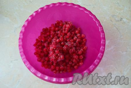 Для приготовления морса возьмите свежие или замороженные ягоды красной смородины. Отделите от веточек, если они есть. Если ягоды заморожены, дайте им оттаять при комнатной температуре (или разморозьте их в микроволновой печи).