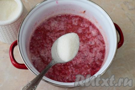 В горячий отвар добавьте сахар, перемешайте, чтобы он полностью растворился. Ягоды красной смородины достаточно кислые, поэтому сахара понадобится достаточно много. Я добавила 200 грамм сахара, но его количество можно регулировать по своему вкусу, добавляя чуть больше или меньше.