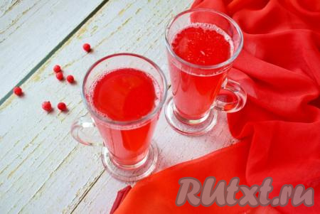 Яркий, аппетитный, вкусный, полезный морс из красной смородины можно сразу разлить по бокалам и угощаться. Летом его лучше поставить в холодильник, чтобы он хорошо охладился. Такой напиток очень освежает в жару.