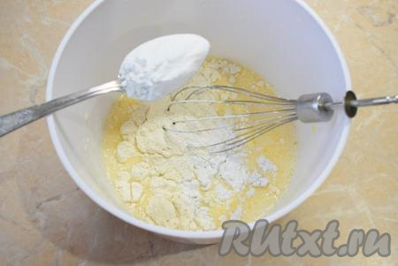 Затем всыпьте в чашу муку, крахмал и щепотку соды.