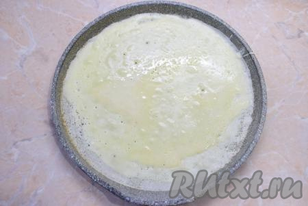 Блинную сковороду разогрейте до горячего состояния. Перед первым блином немного смажьте сковороду маслом. Наливайте тесто на сковороду и распределяйте его по всей поверхности тонким слоем. Перед каждым блином тесто перемешивайте, чтобы крахмал не оседал на дно.