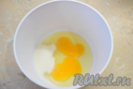 Для приготовления блинного теста возьмите удобную глубокую чашу, чтобы при смешивании ингредиентов не летели брызги. Для смешивания можно использовать миксер (или венчик). Соедините в чаше яйца и сахар.