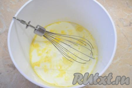 Влейте в чашу молоко и растительное масло, перемешайте миксером (или венчиком) до однородности.
